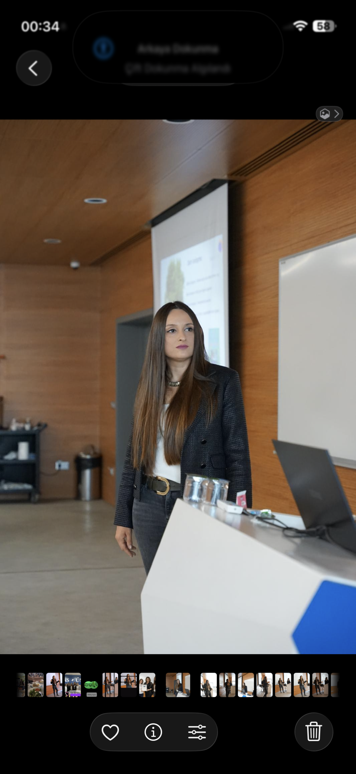 Klinik Psikolog Dr. Ceren Gülşah Demir sunum ve akademik çalışma ortamında