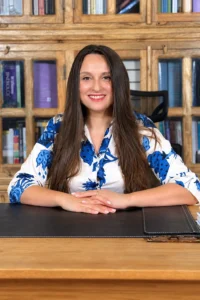 Klinik Psikolog Dr. Ceren Gülşah Demir, ofisinde