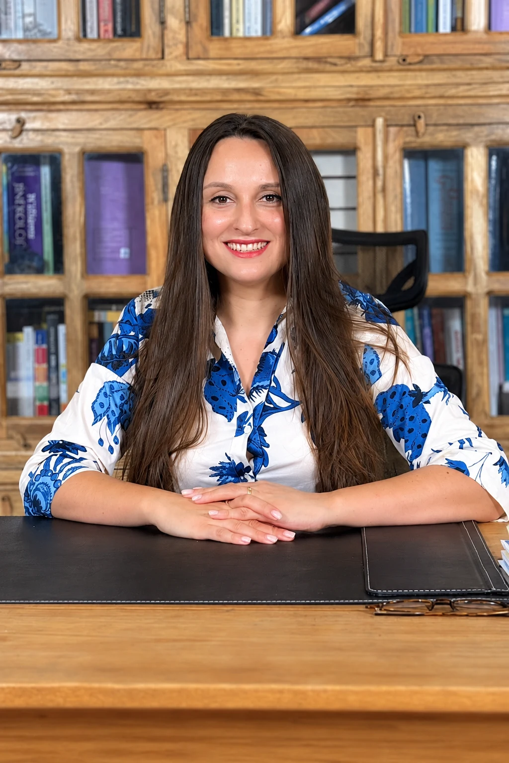 Klinik Psikolog Dr. Ceren Gülşah Demir görüşme odasında